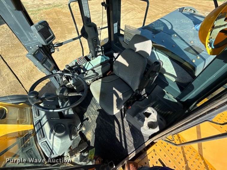 image for item DO1262 2019 John Deere 744K wheel loader