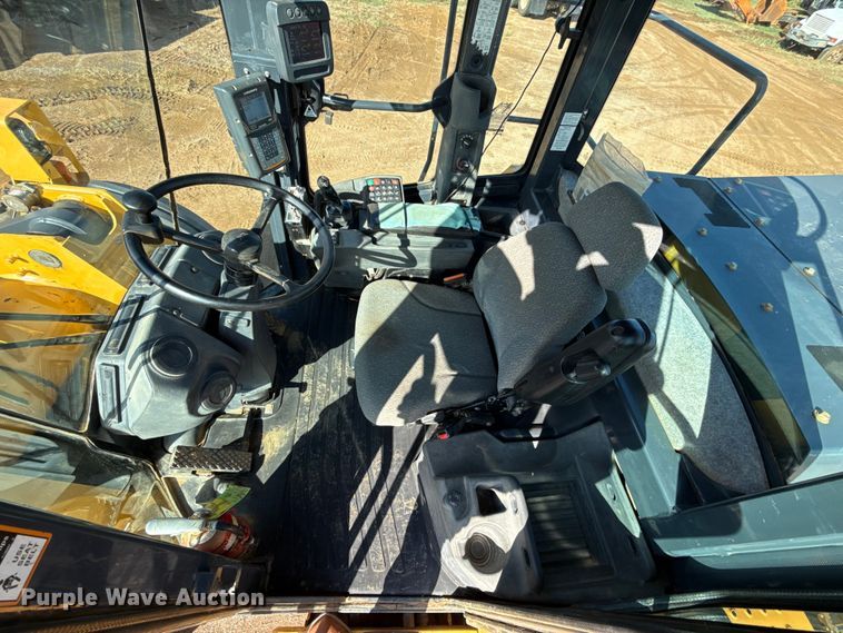 image for item DO1262 2019 John Deere 744K wheel loader