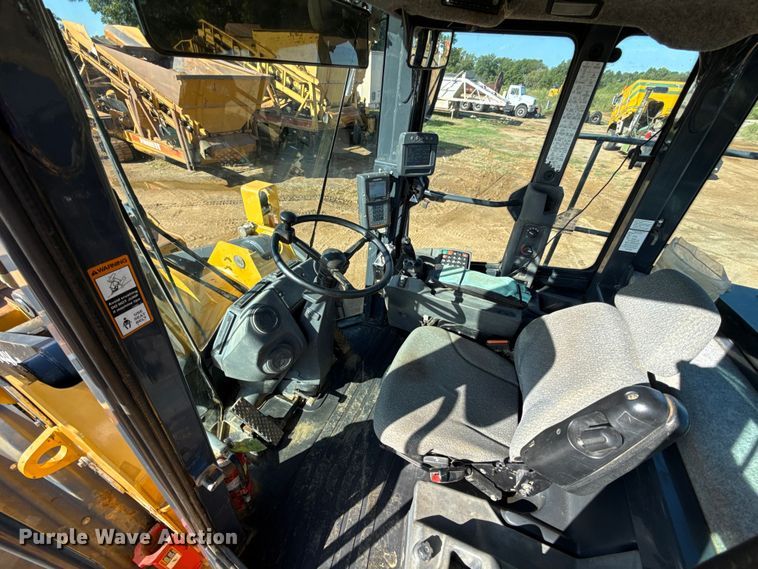 image for item DO1262 2019 John Deere 744K wheel loader