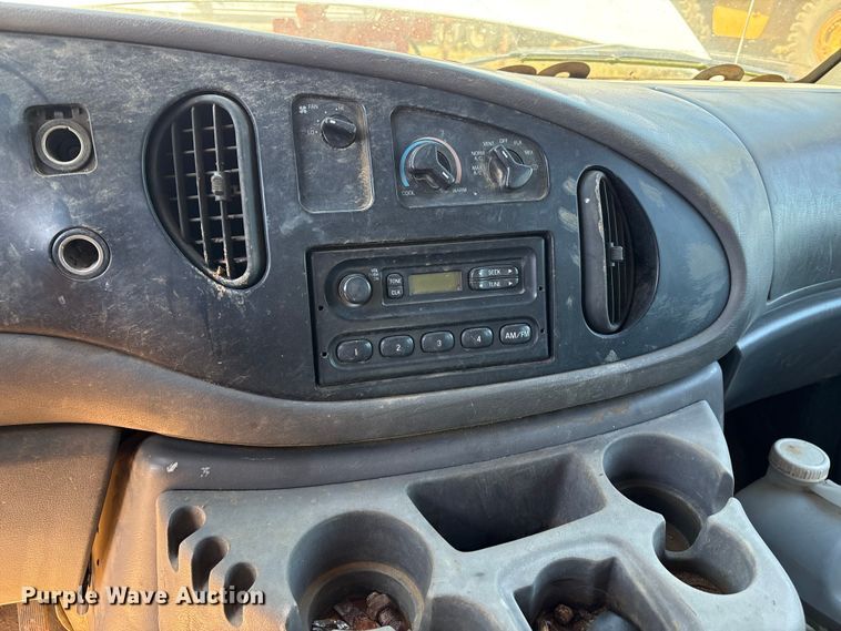 image for item DO1271 2000 Ford E250 van