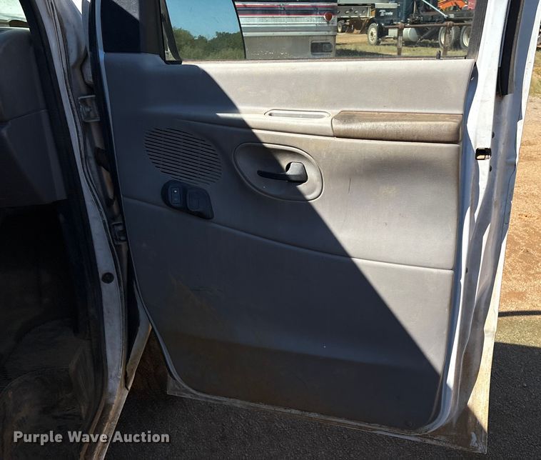 image for item DO1271 2000 Ford E250 van