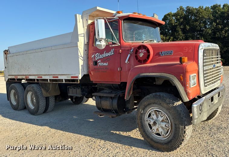 image for item DO2255 1992 Ford L8000 dump truck
