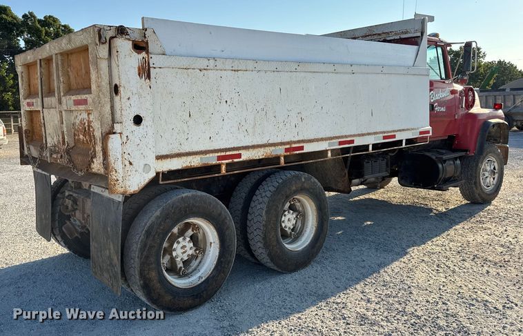image for item DO2255 1992 Ford L8000 dump truck