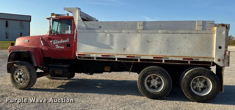 image for item DO2255 1992 Ford L8000 dump truck