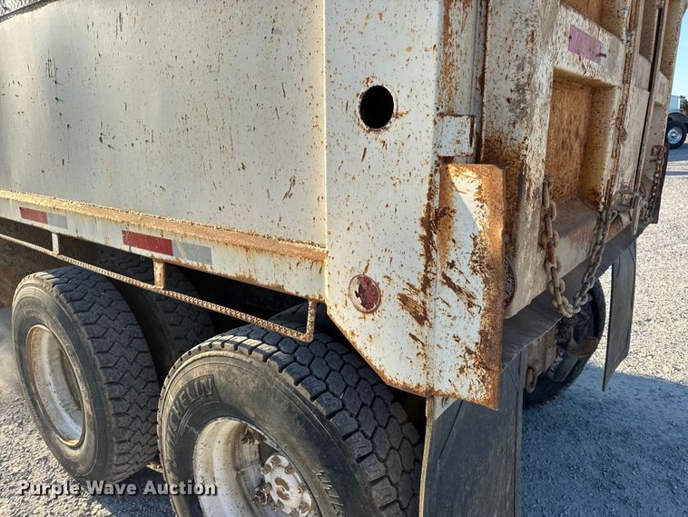 image for item DO2255 1992 Ford L8000 dump truck