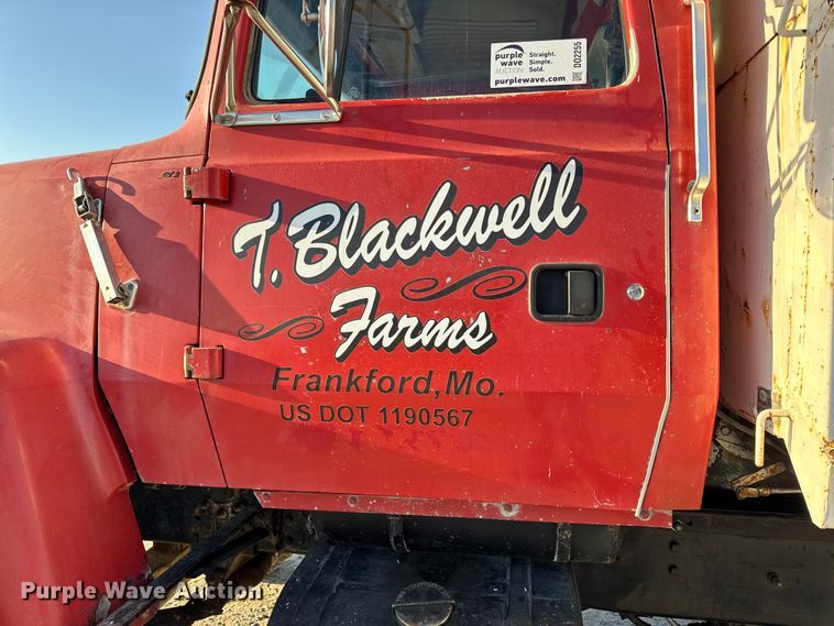 image for item DO2255 1992 Ford L8000 dump truck