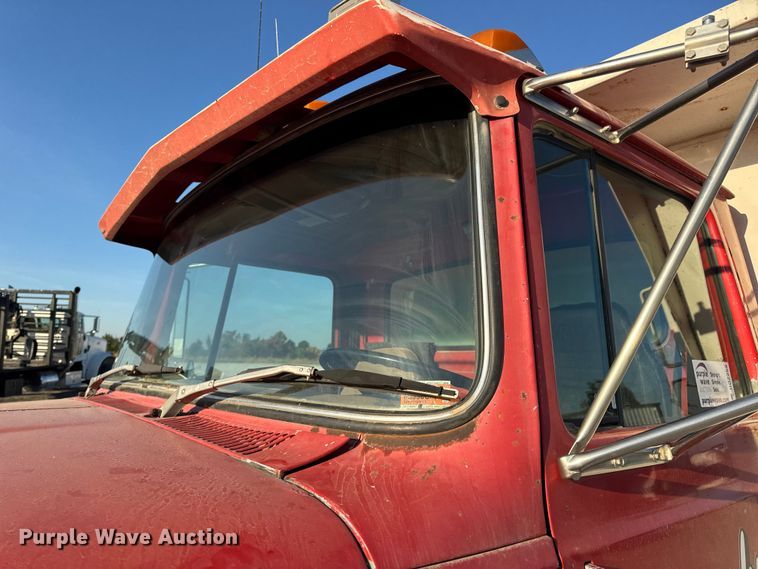 image for item DO2255 1992 Ford L8000 dump truck