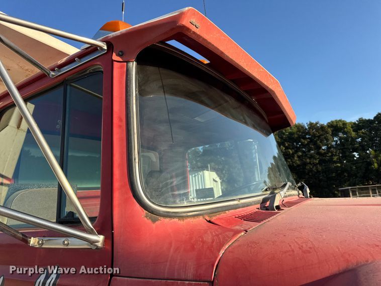 image for item DO2255 1992 Ford L8000 dump truck