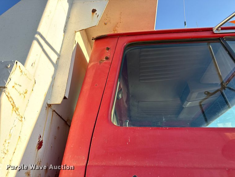 image for item DO2255 1992 Ford L8000 dump truck
