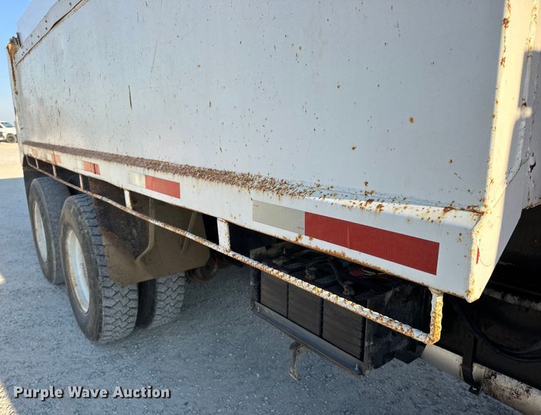image for item DO2255 1992 Ford L8000 dump truck