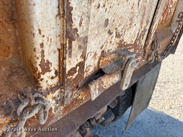 image for item DO2255 1992 Ford L8000 dump truck