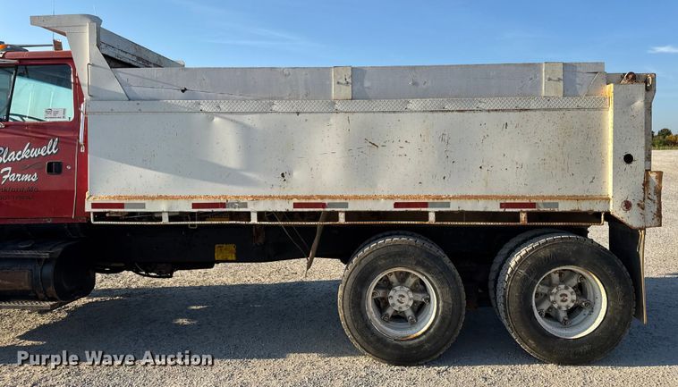image for item DO2255 1992 Ford L8000 dump truck