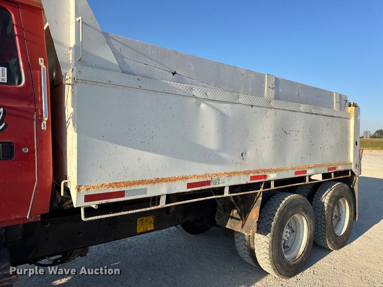 image for item DO2255 1992 Ford L8000 dump truck