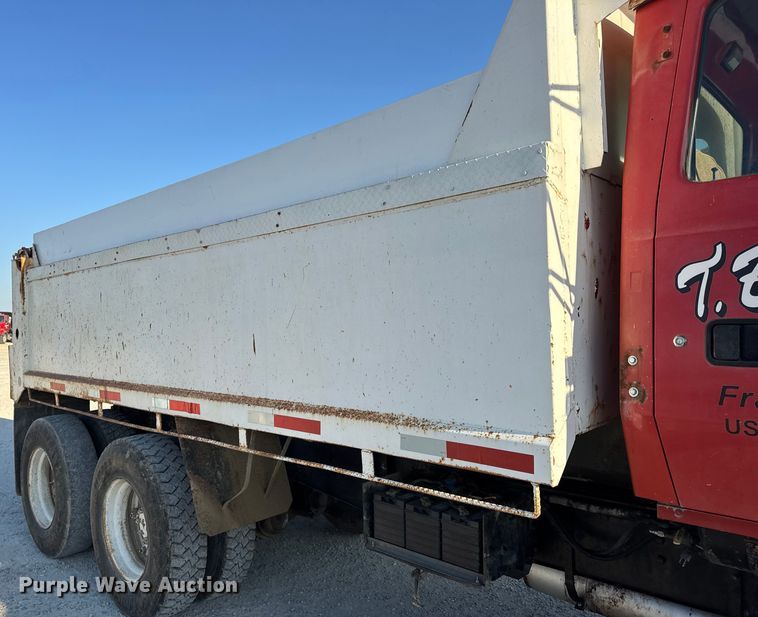 image for item DO2255 1992 Ford L8000 dump truck