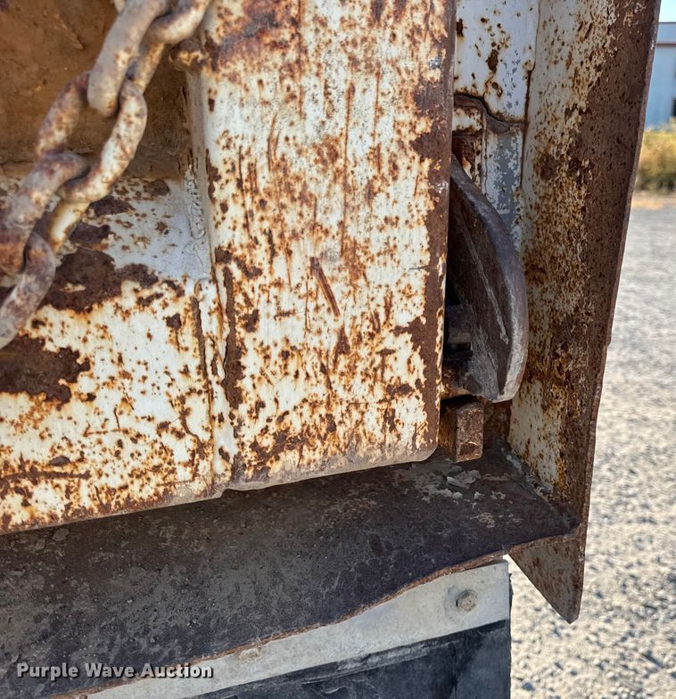 image for item DO2255 1992 Ford L8000 dump truck