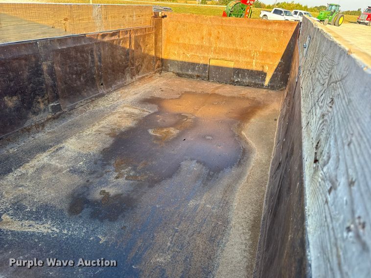 image for item DO2255 1992 Ford L8000 dump truck