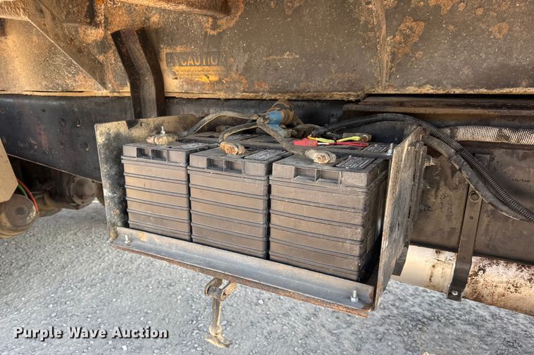 image for item DO2255 1992 Ford L8000 dump truck