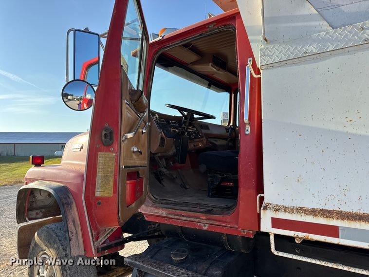 image for item DO2255 1992 Ford L8000 dump truck