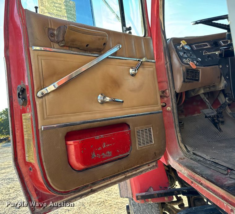 image for item DO2255 1992 Ford L8000 dump truck