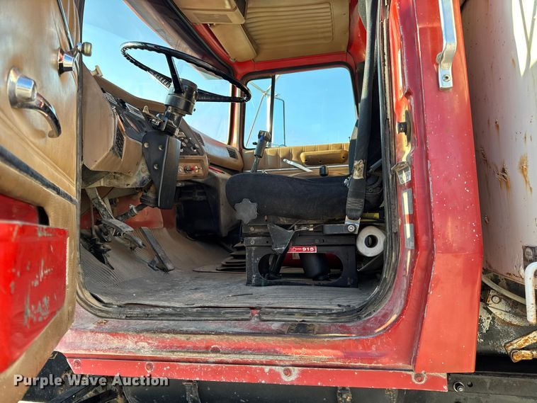 image for item DO2255 1992 Ford L8000 dump truck