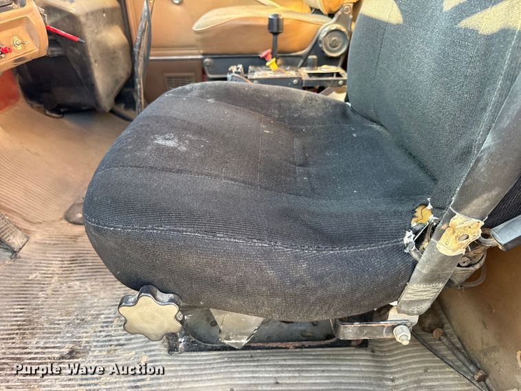 image for item DO2255 1992 Ford L8000 dump truck