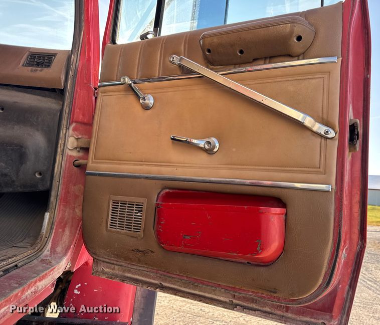 image for item DO2255 1992 Ford L8000 dump truck