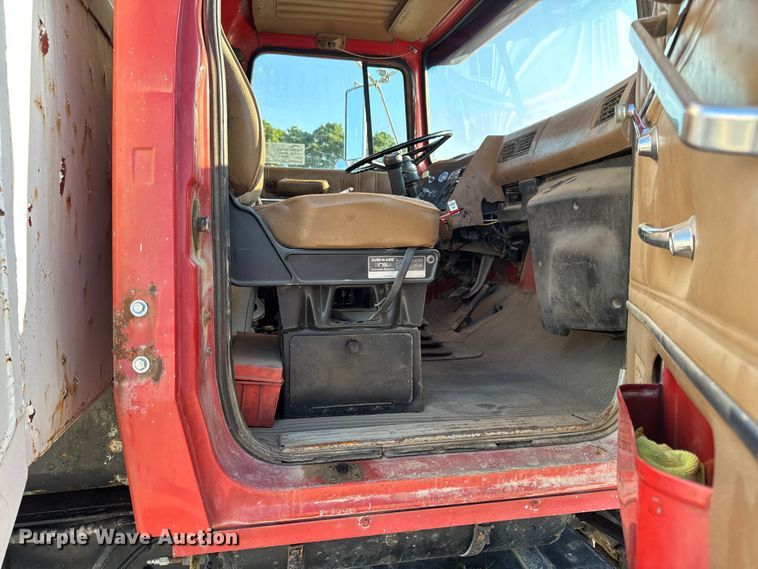 image for item DO2255 1992 Ford L8000 dump truck
