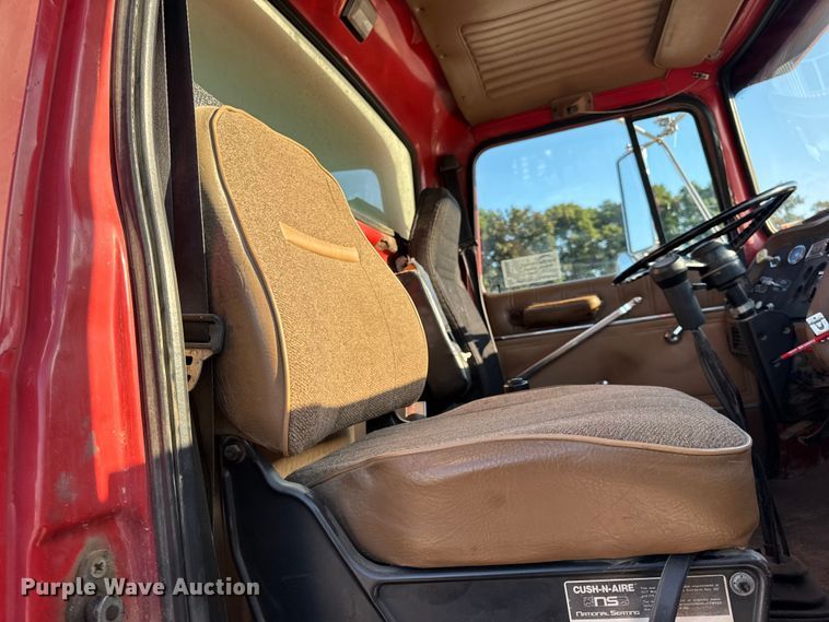 image for item DO2255 1992 Ford L8000 dump truck