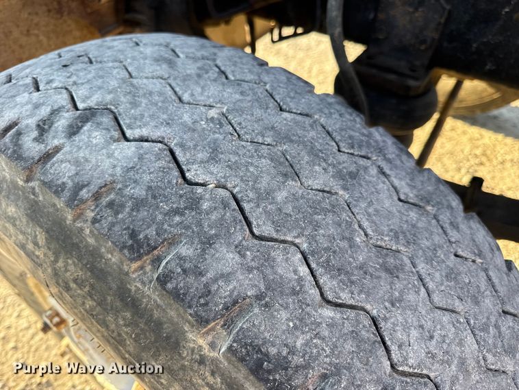 image for item DO2255 1992 Ford L8000 dump truck