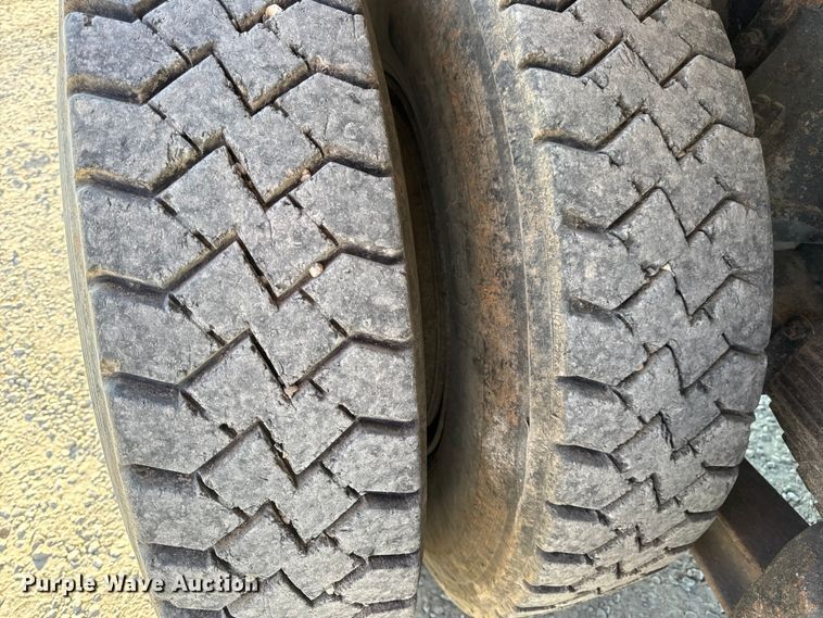 image for item DO2255 1992 Ford L8000 dump truck