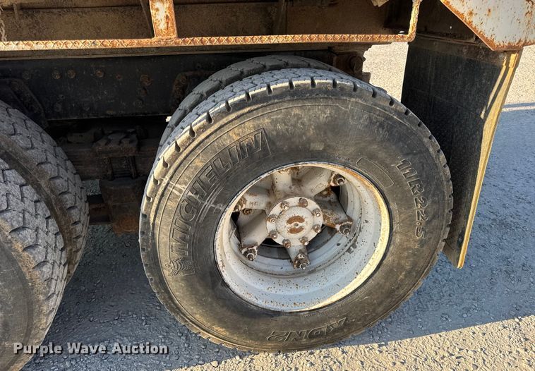 image for item DO2255 1992 Ford L8000 dump truck