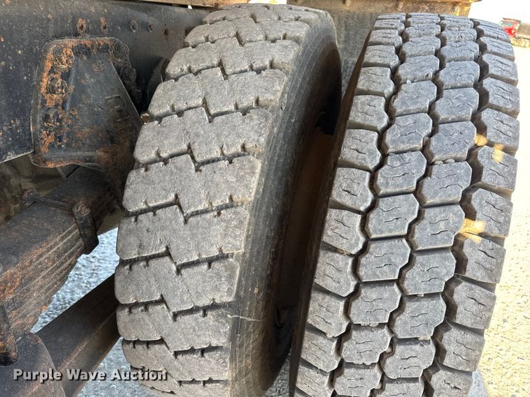 image for item DO2255 1992 Ford L8000 dump truck