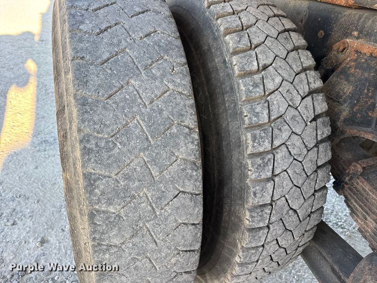 image for item DO2255 1992 Ford L8000 dump truck