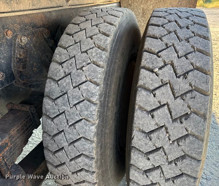 image for item DO2255 1992 Ford L8000 dump truck