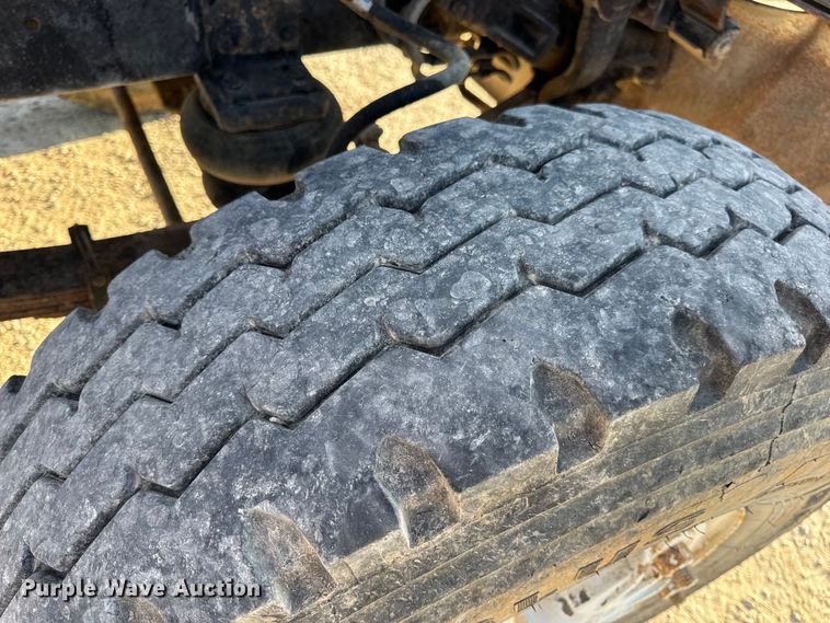 image for item DO2255 1992 Ford L8000 dump truck