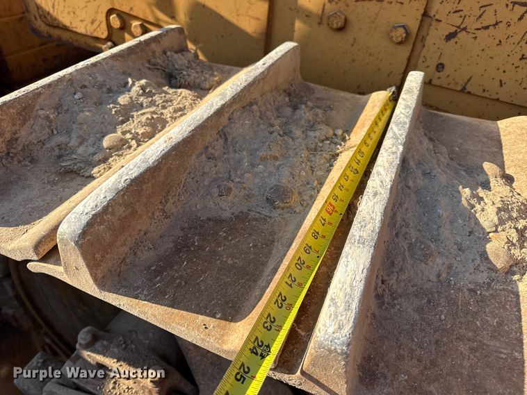 image for item DO2256 1973 Caterpillar D9G dozer