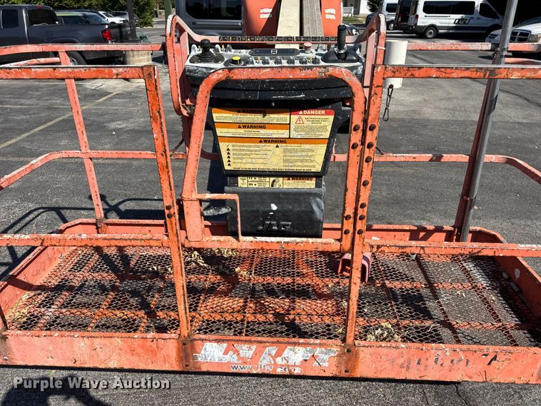 image for item DO2260 2000 JLG 600S boom lift