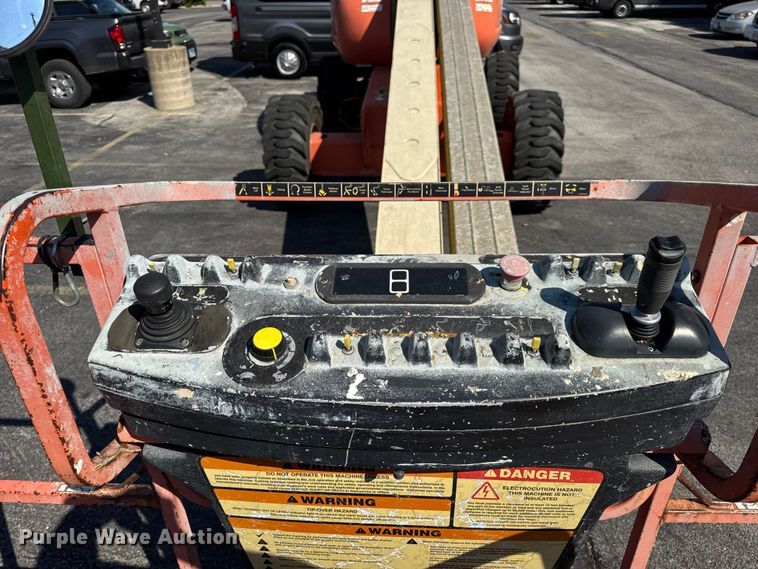 image for item DO2260 2000 JLG 600S boom lift