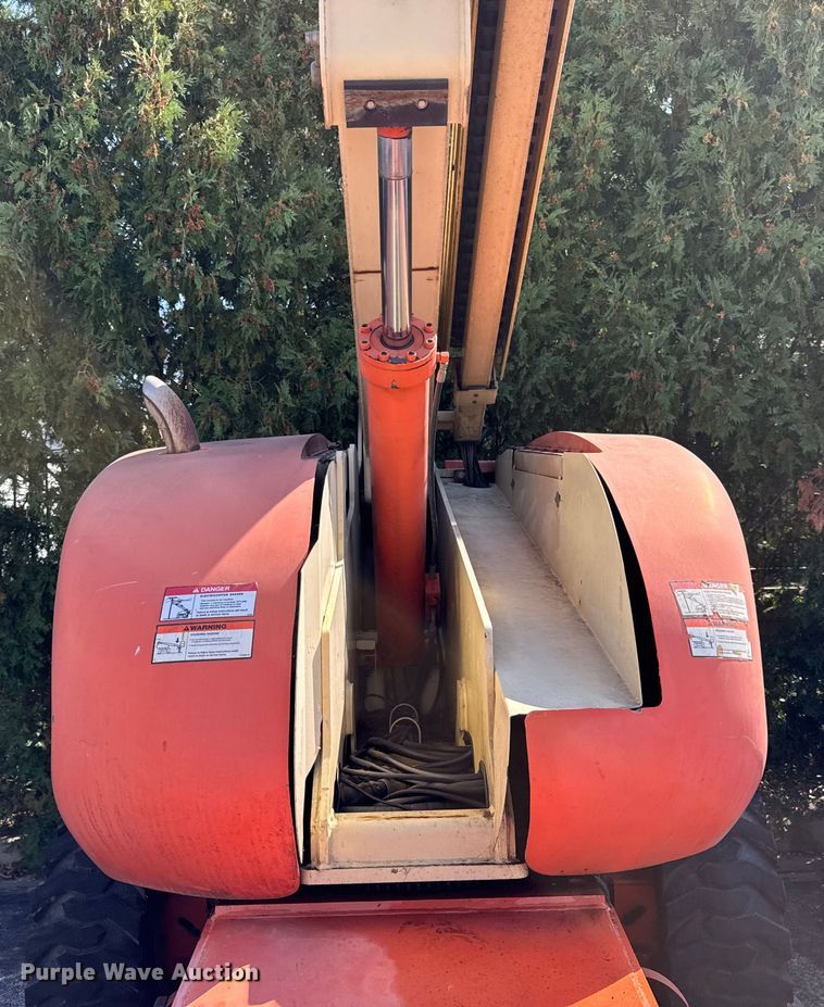 image for item DO2260 2000 JLG 600S boom lift