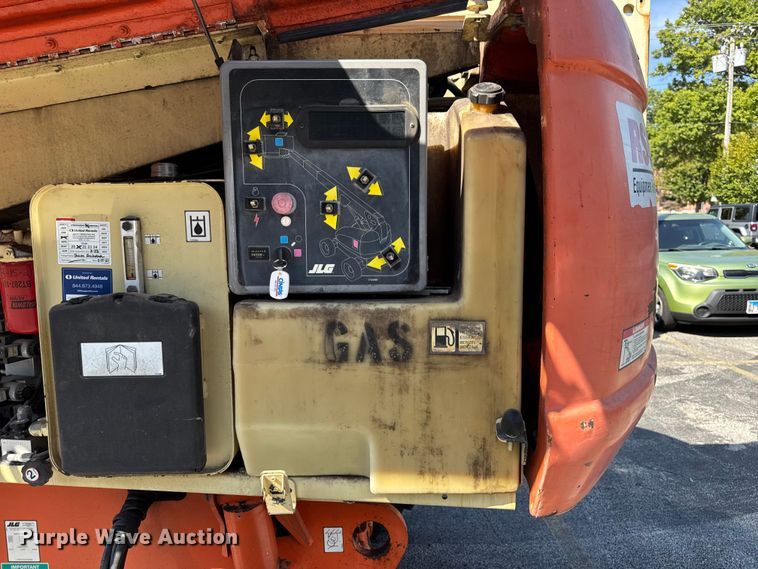 image for item DO2260 2000 JLG 600S boom lift
