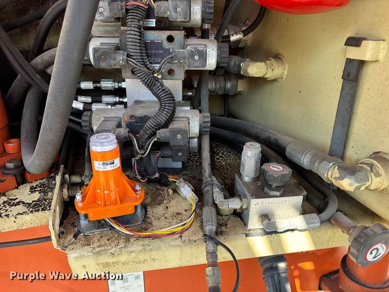 image for item DO2260 2000 JLG 600S boom lift