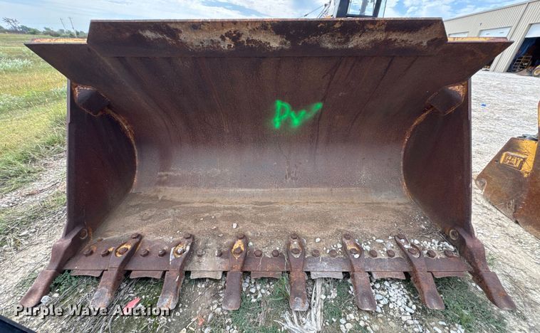 image for item DO2318 Caterpillar track loader bucket