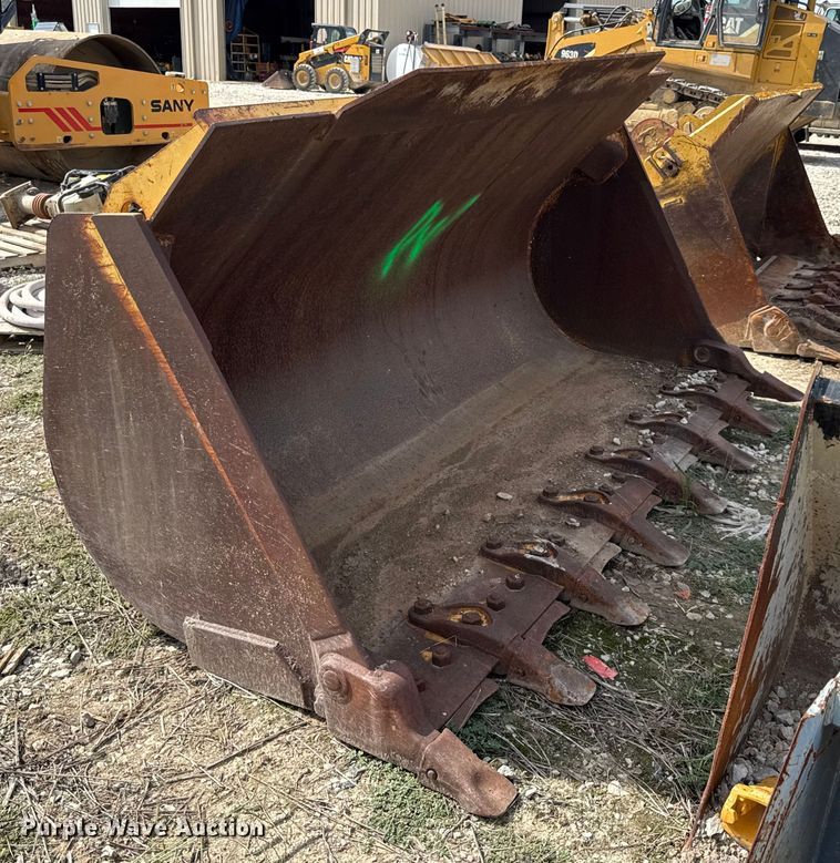 image for item DO2318 Caterpillar track loader bucket