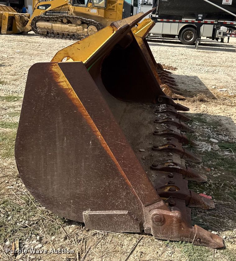 image for item DO2318 Caterpillar track loader bucket