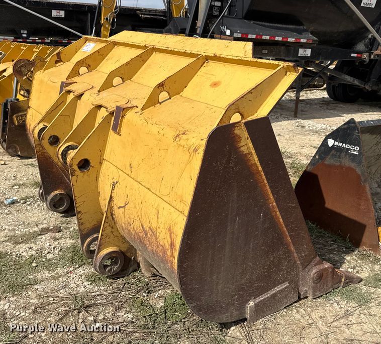 image for item DO2318 Caterpillar track loader bucket