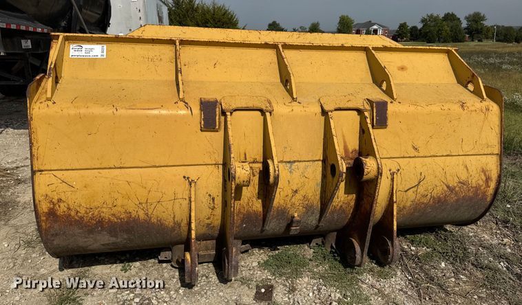 image for item DO2318 Caterpillar track loader bucket