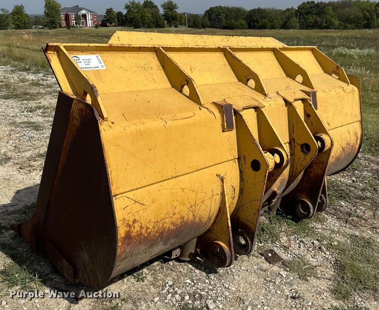 image for item DO2318 Caterpillar track loader bucket