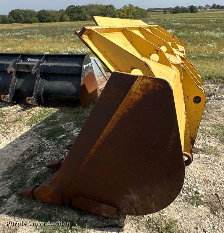 image for item DO2318 Caterpillar track loader bucket