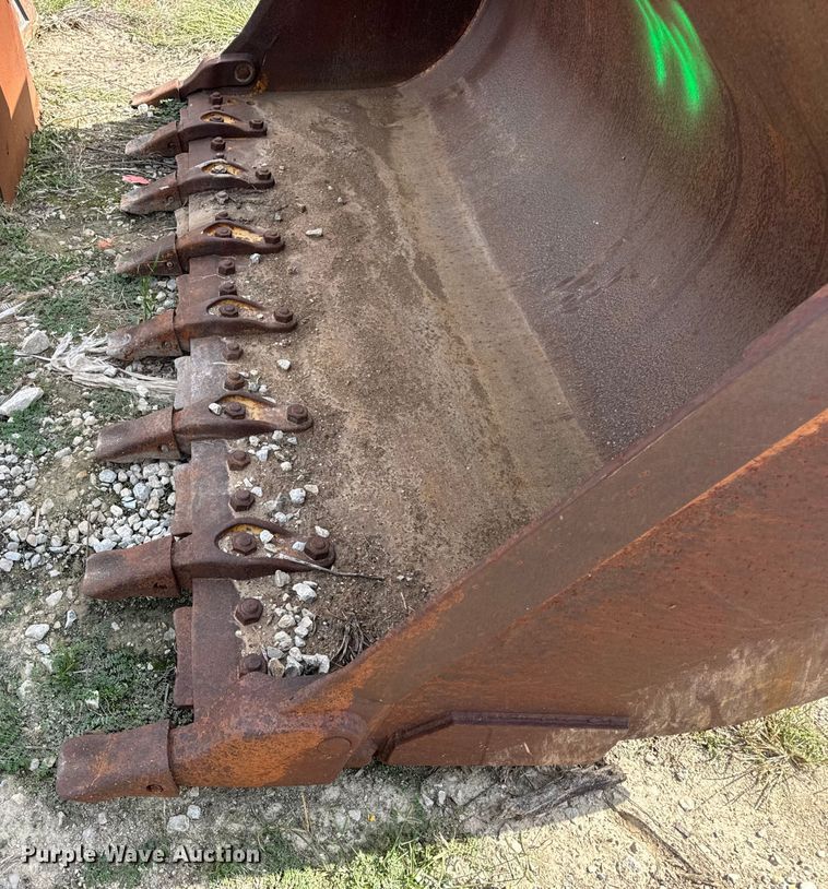 image for item DO2318 Caterpillar track loader bucket