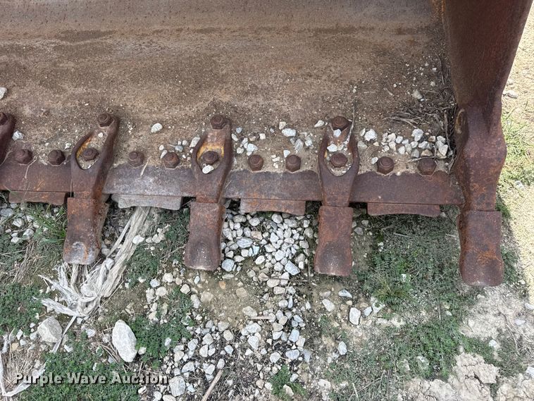 image for item DO2318 Caterpillar track loader bucket